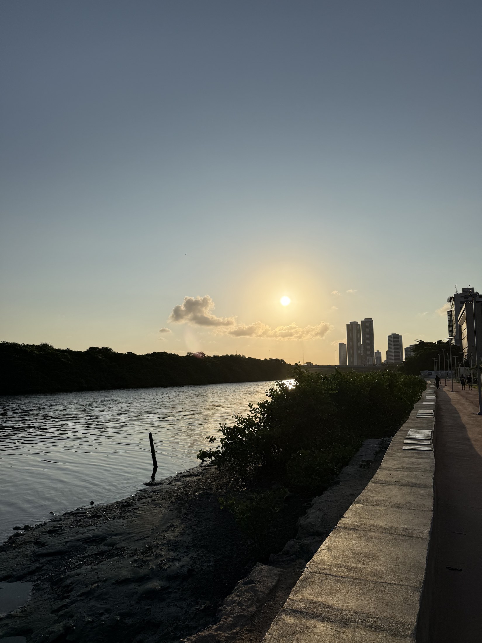 Pôr do sol na paisagem urbana de Recife