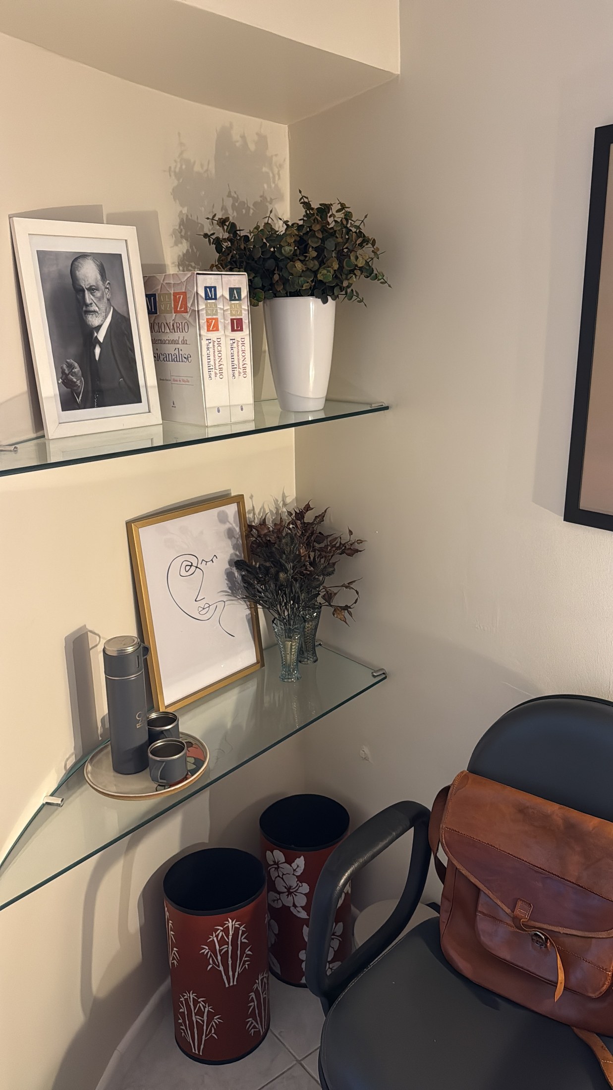Detalhes da estante do consultório com livros e objetos