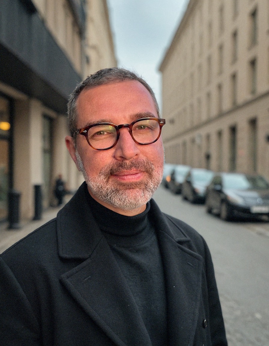Retrato de Dr. Vladimir Bezerra na seção Formação e especializações
